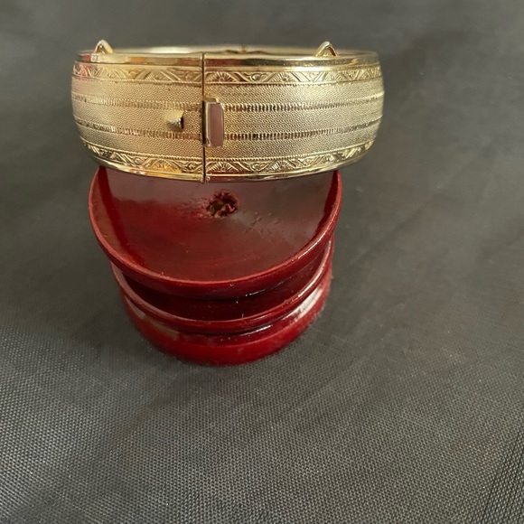 Vintage embossed shiny gold tone brass cuff bracelet with box tab clasp. - Picture 3 of 10